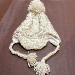 Cable knot cream winter hat